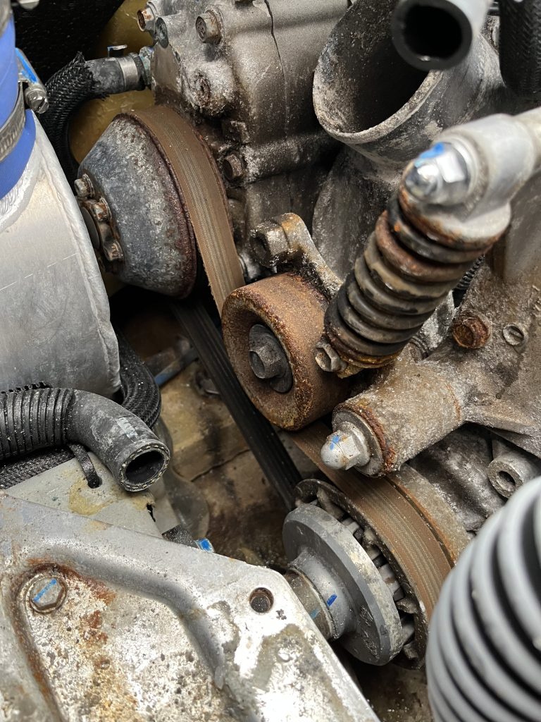 福岡市百道でジェットスキー整備中